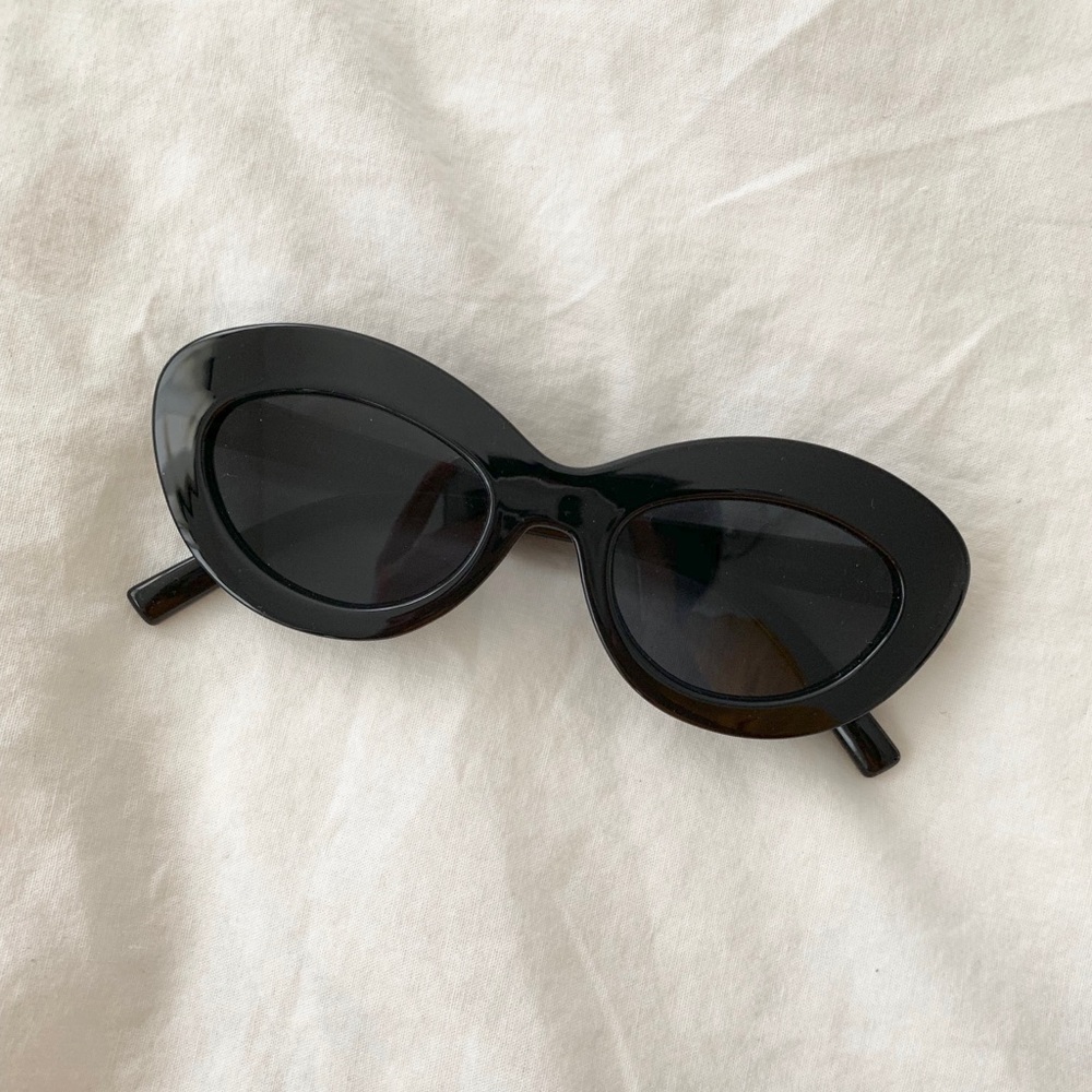 Le specs fluxus black sunglasses